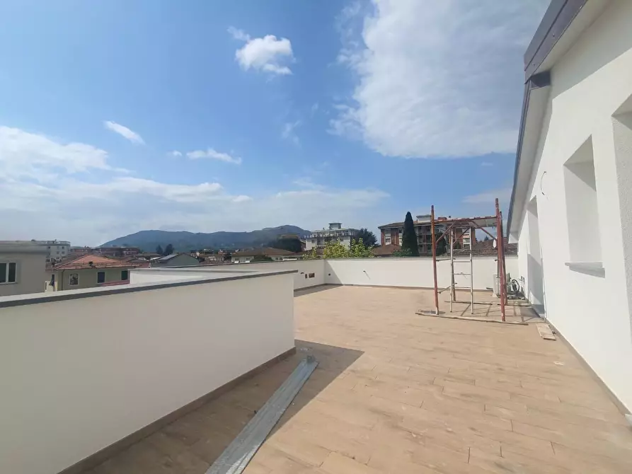 Immagine 2 di Mansarda in vendita  a Lucca