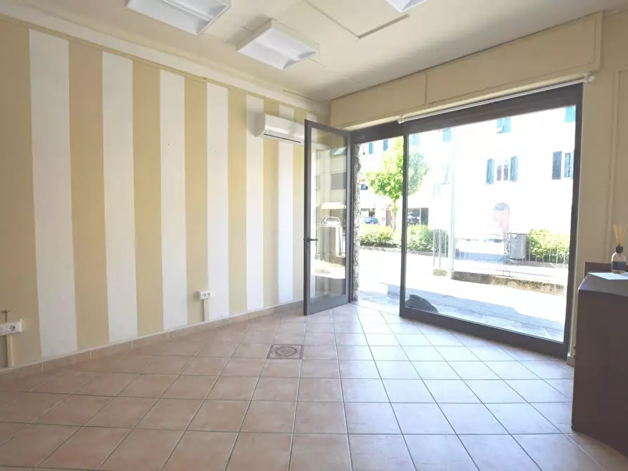 Immagine 4 di Ufficio in affitto  a Lucca