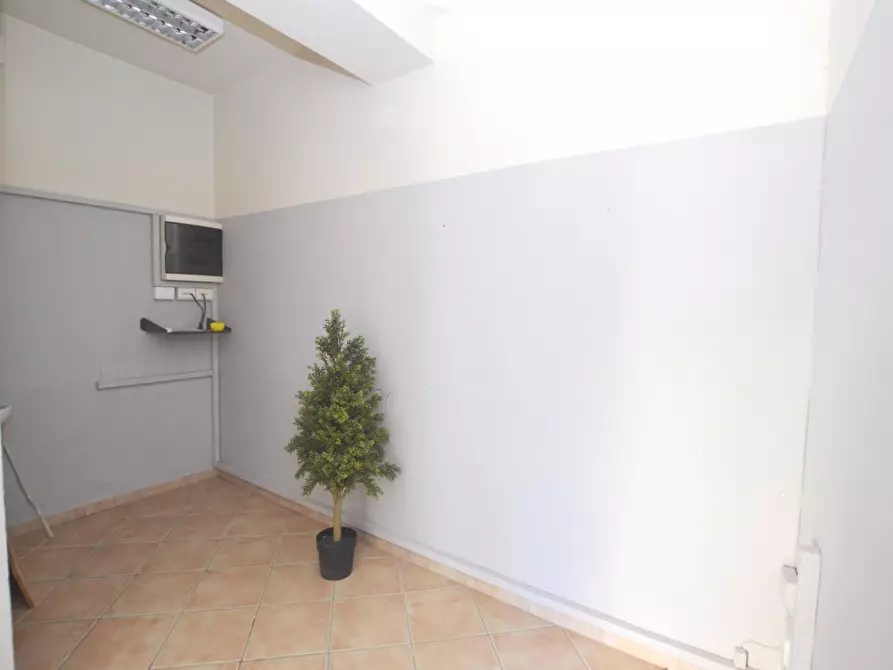 Immagine 8 di Ufficio in affitto  a Lucca