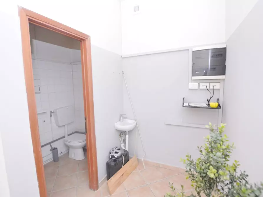 Immagine 7 di Ufficio in affitto  a Lucca