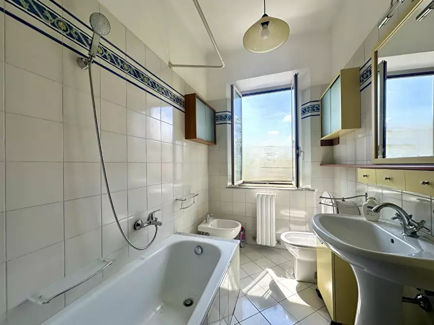 Immagine 21 di Appartamento in vendita  a Lucca