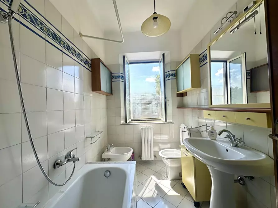 Immagine 13 di Appartamento in vendita  a Lucca