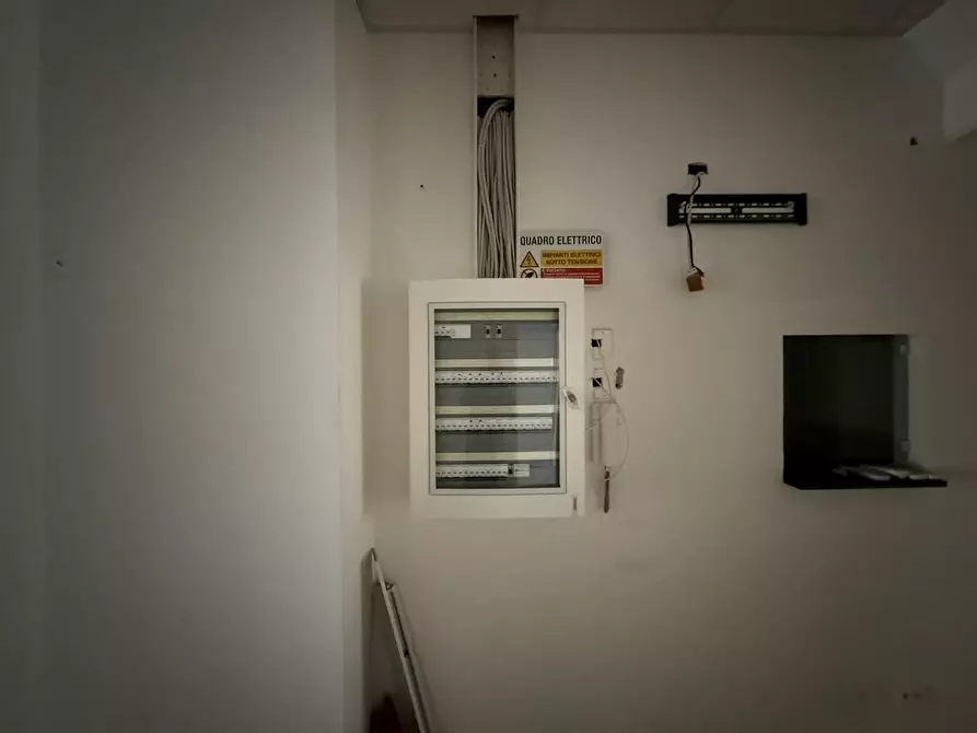 Immagine 10 di Locale commerciale in affitto  a Siena