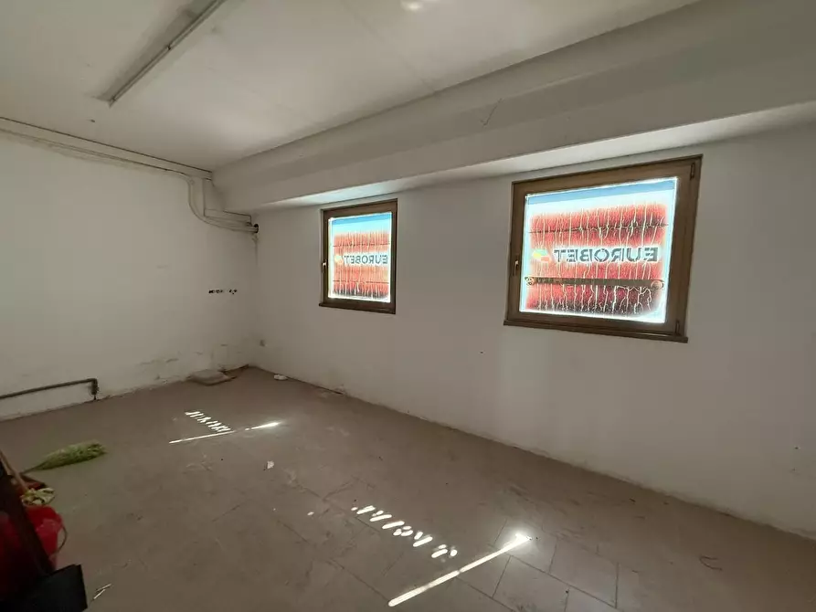 Immagine 6 di Locale commerciale in affitto  a Siena