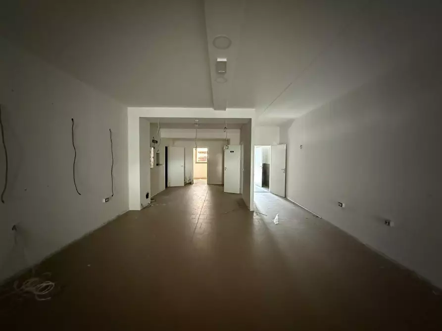 Immagine 2 di Locale commerciale in affitto  a Siena