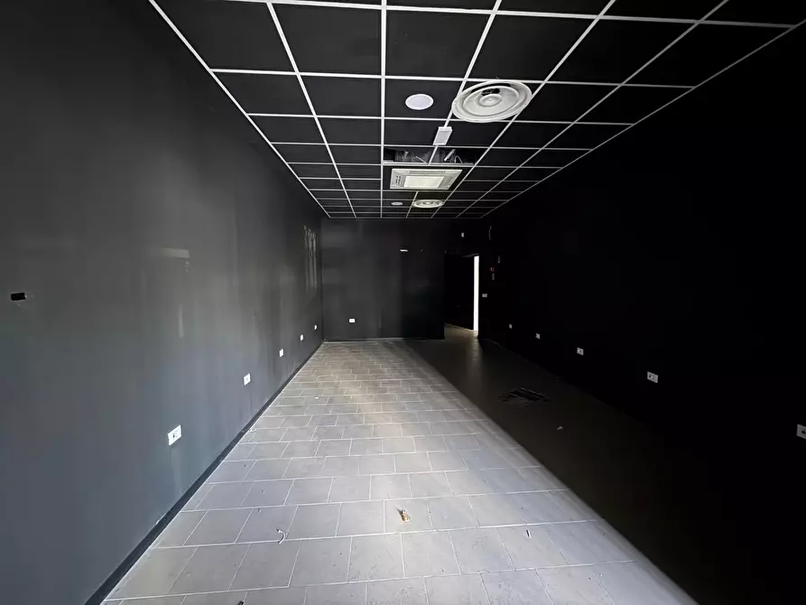 Immagine 8 di Locale commerciale in affitto  a Siena