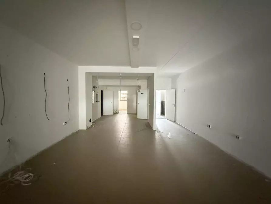 Immagine 3 di Locale commerciale in affitto  a Siena