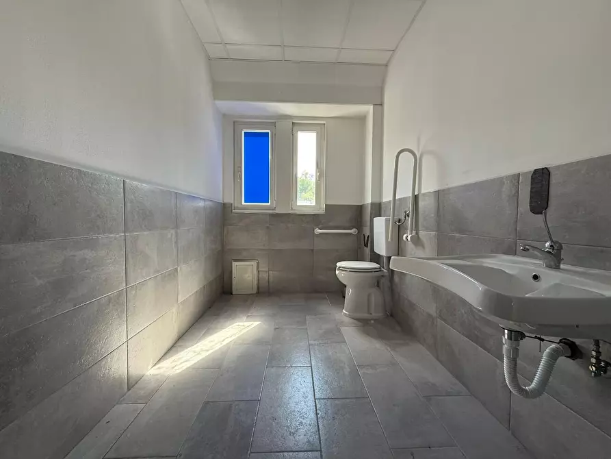 Immagine 9 di Locale commerciale in affitto  a Siena