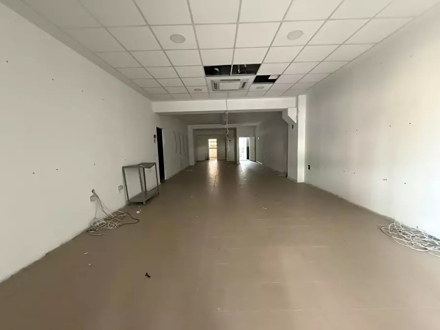 Immagine 1 di Locale commerciale in affitto  a Siena