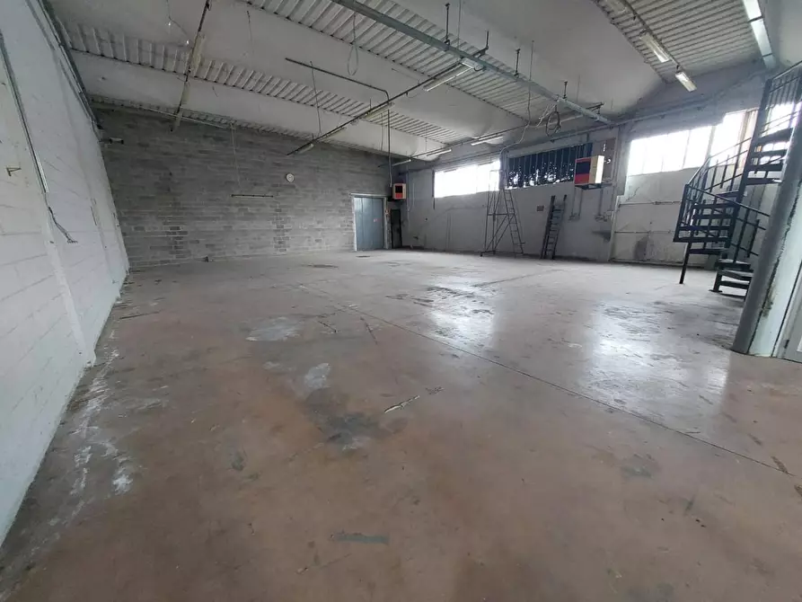 Immagine 10 di Capannone industriale in vendita  a Pontedera