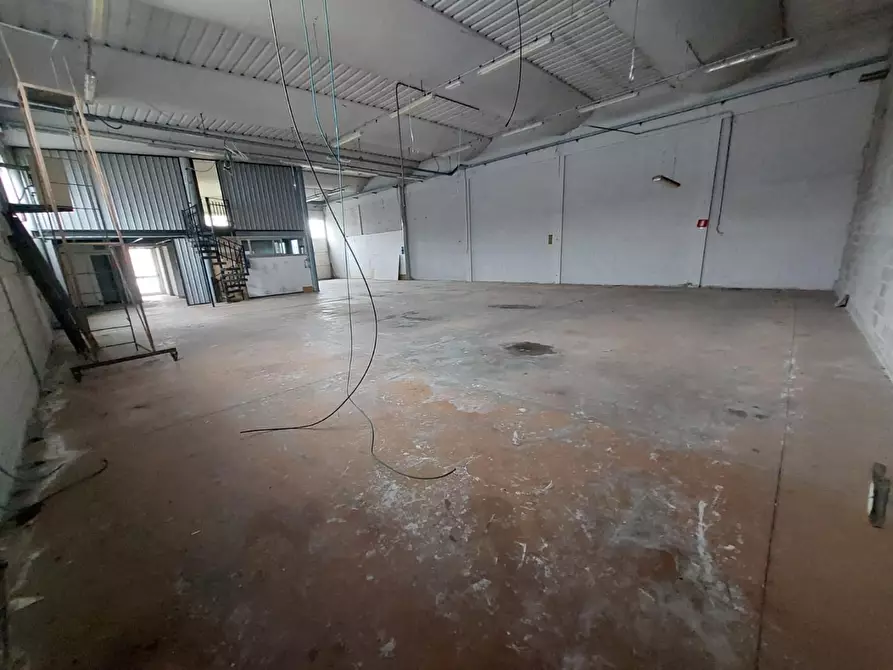 Immagine 11 di Capannone industriale in vendita  a Pontedera