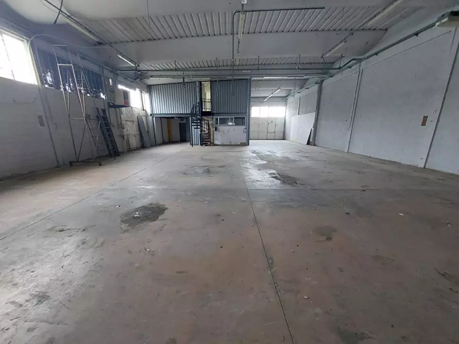 Immagine 9 di Capannone industriale in vendita  a Pontedera