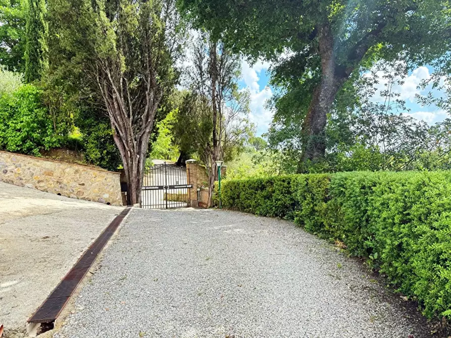 Immagine 10 di Villa in vendita  a Siena