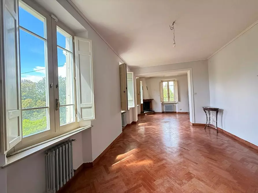 Immagine 11 di Villa in vendita  a Siena