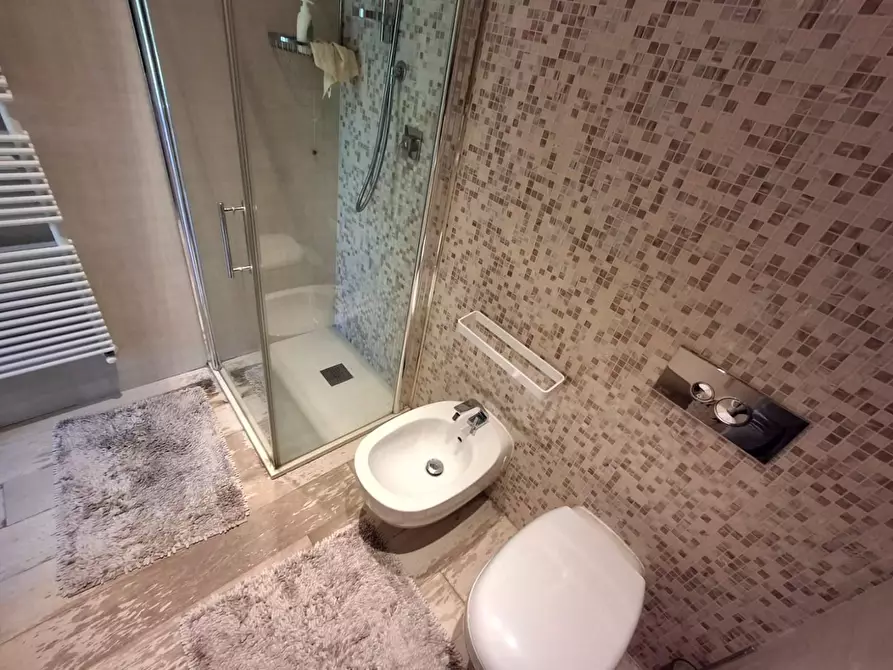 Immagine 12 di Appartamento in vendita  a Lucca