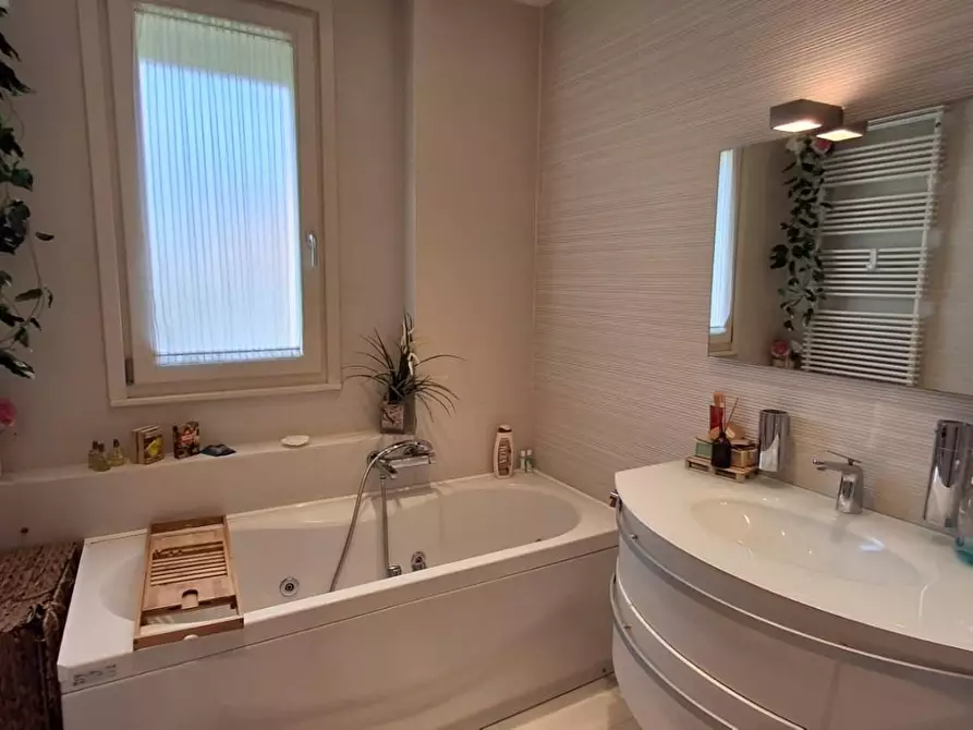 Immagine 17 di Appartamento in vendita  a Lucca