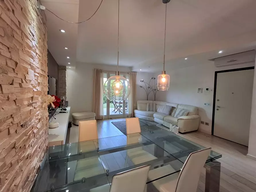 Immagine 5 di Appartamento in vendita  a Lucca