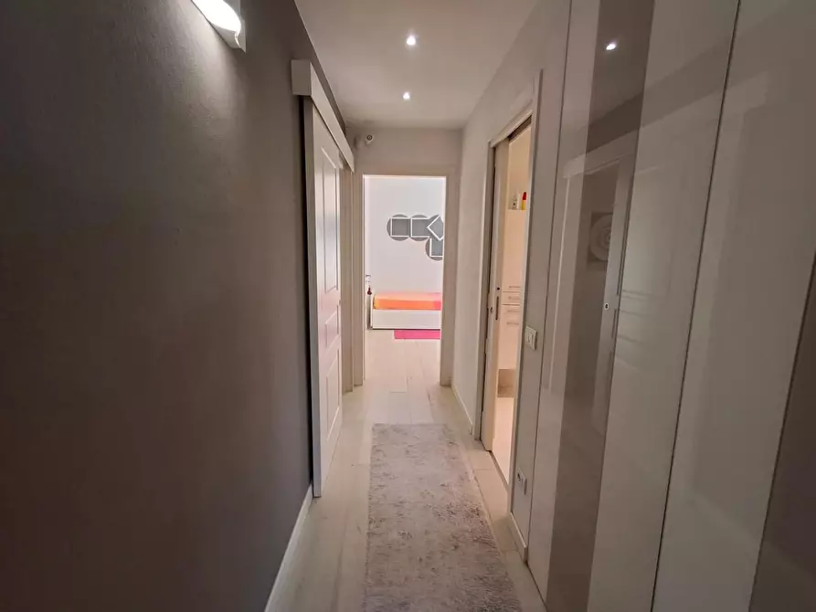 Immagine 11 di Appartamento in vendita  a Lucca