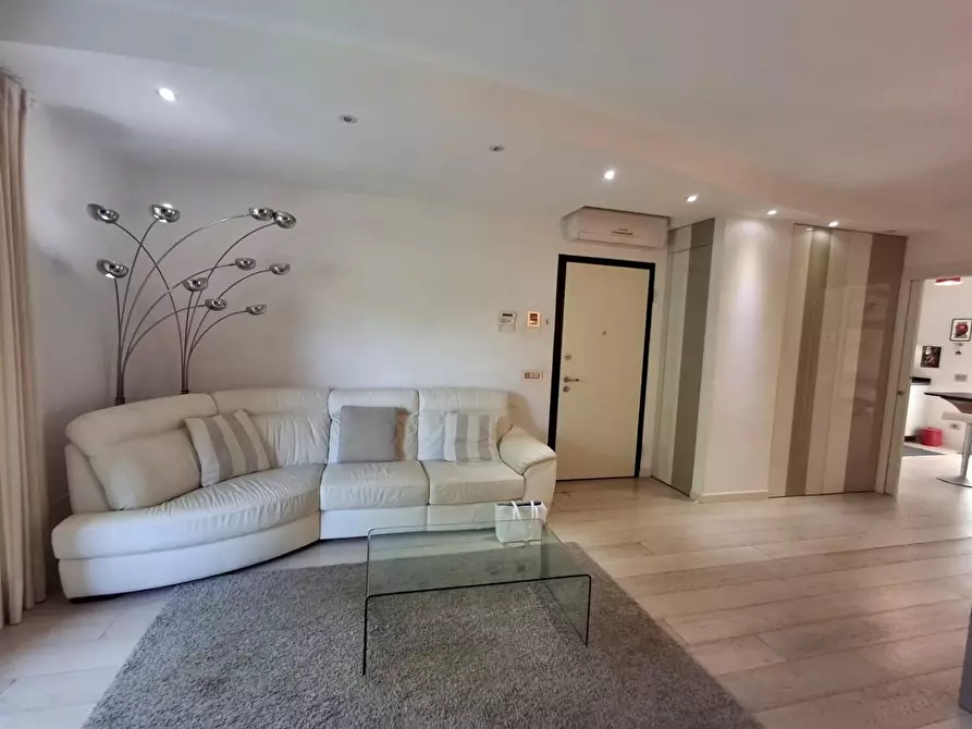 Immagine 4 di Appartamento in vendita  a Lucca