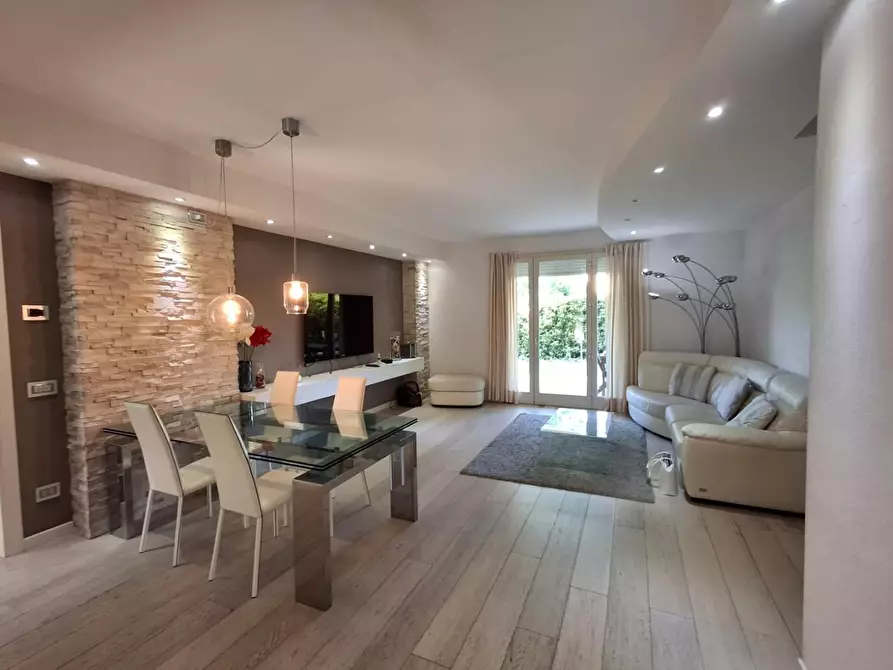 Immagine 1 di Appartamento in vendita  a Lucca