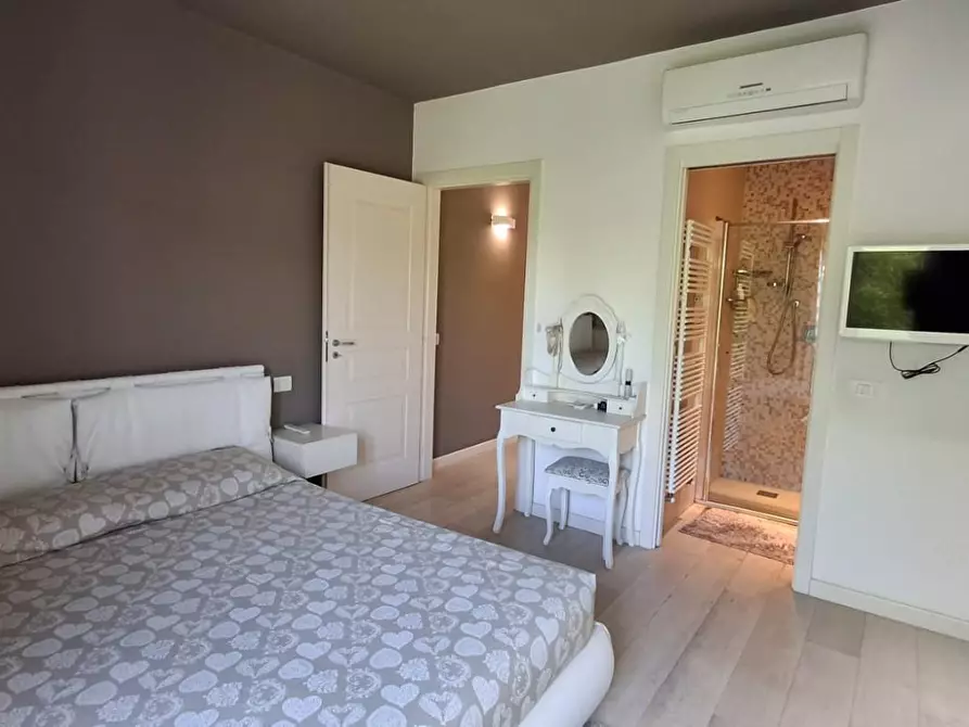 Immagine 20 di Appartamento in vendita  a Lucca