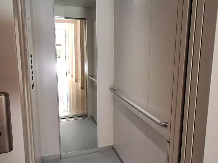 Immagine 38 di Appartamento in vendita  a Lucca