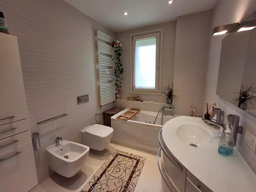 Immagine 18 di Appartamento in vendita  a Lucca