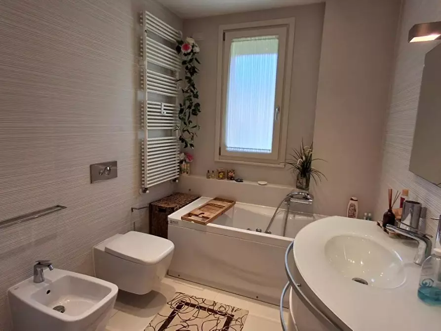 Immagine 19 di Appartamento in vendita  a Lucca