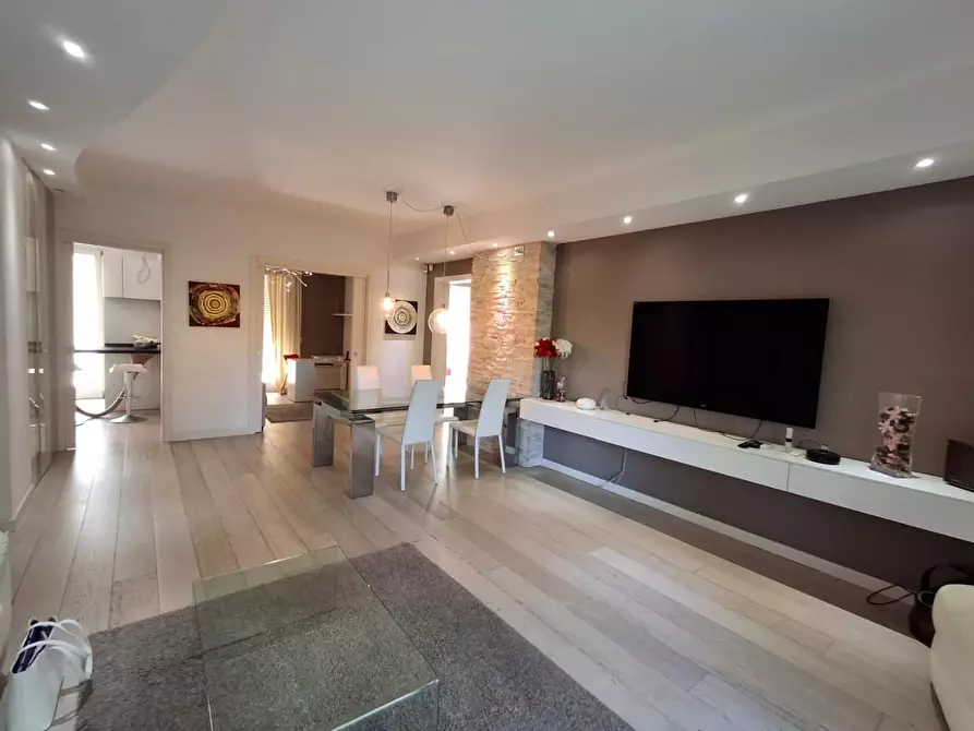 Immagine 2 di Appartamento in vendita  a Lucca