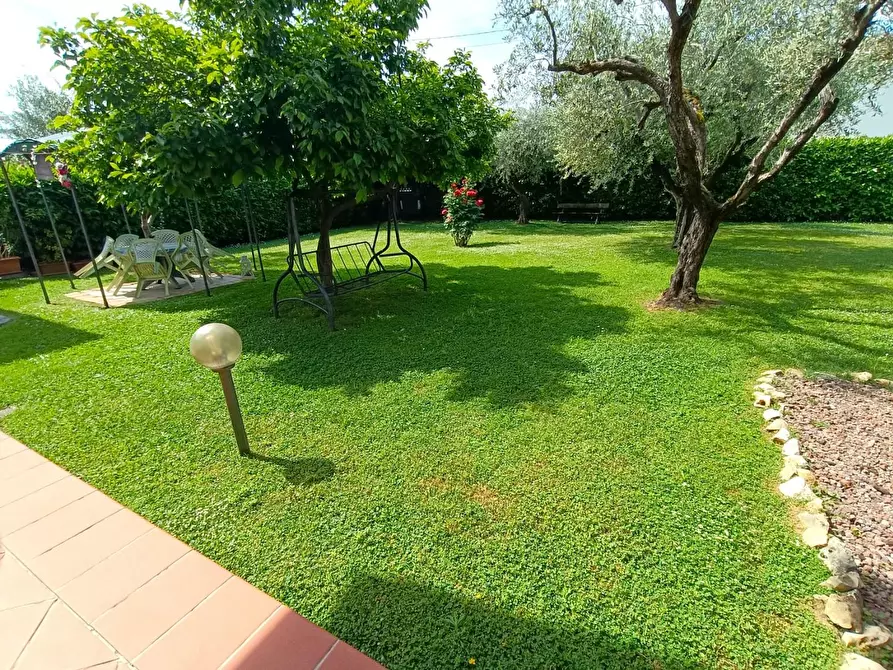 Immagine 9 di Villa in vendita  a Massa