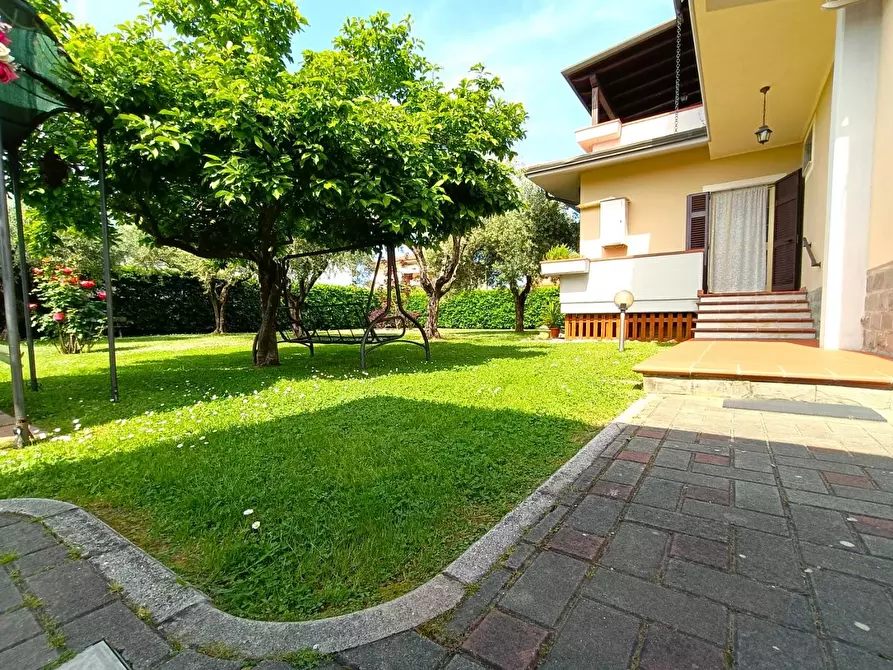Immagine 8 di Villa in vendita  a Massa