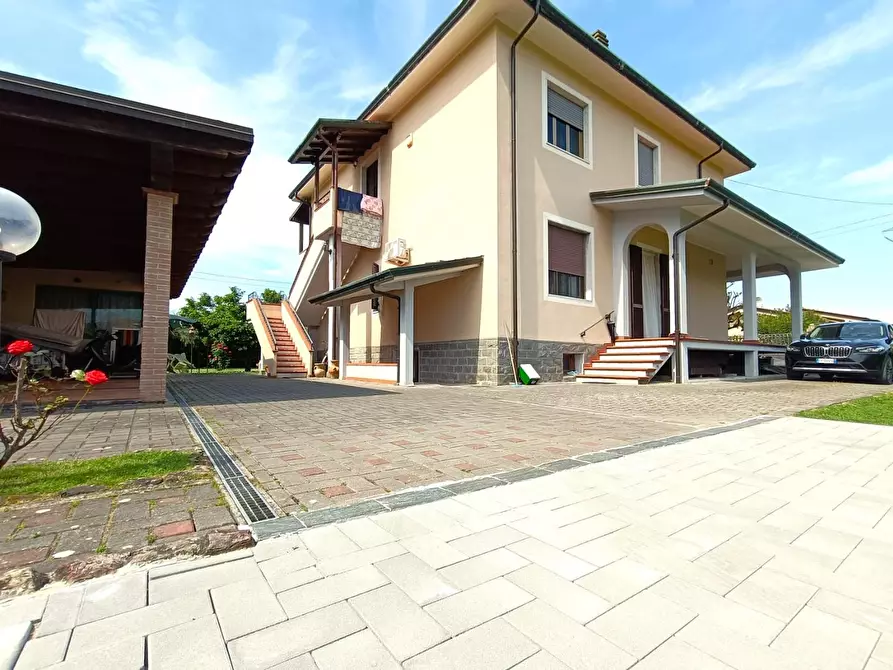 Immagine 27 di Villa in vendita  a Massa