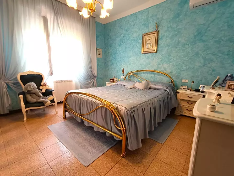 Immagine 13 di Villa in vendita  a Massa