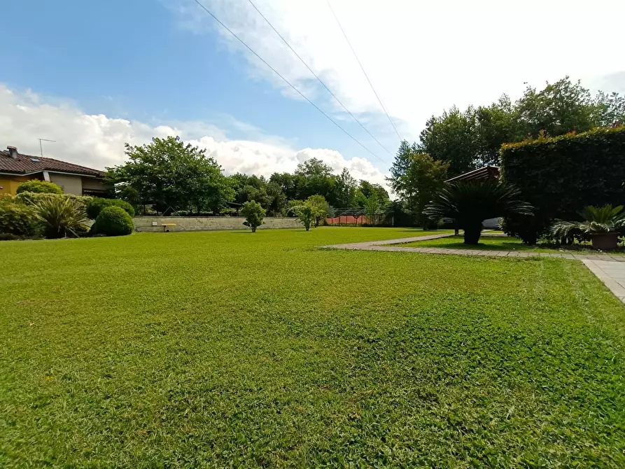 Immagine 2 di Villa in vendita  a Massa
