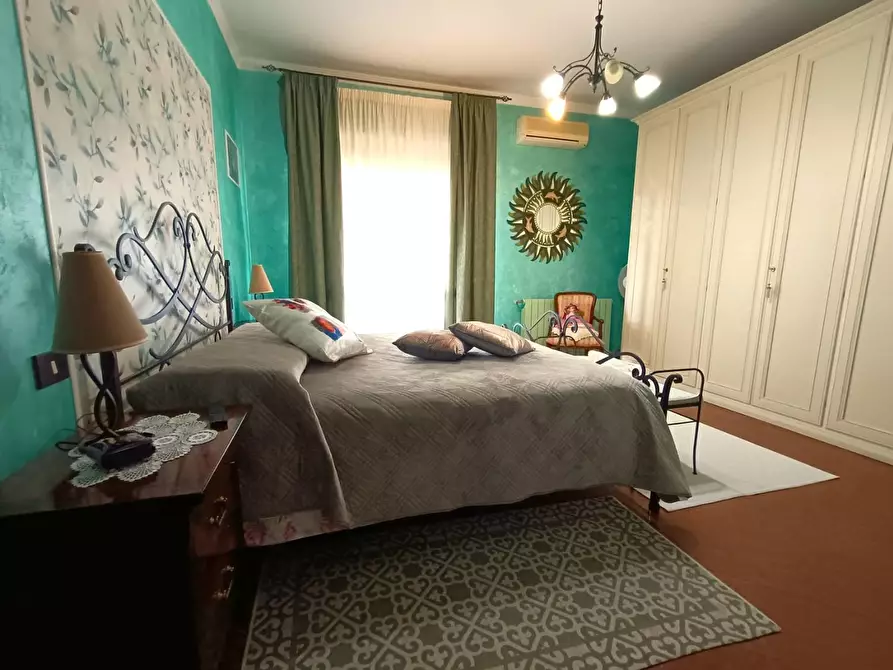 Immagine 43 di Villa in vendita  a Massa