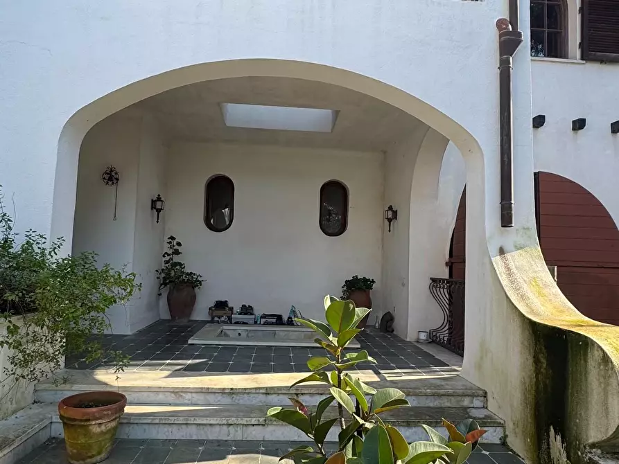 Immagine 7 di Villa in vendita  a Massa