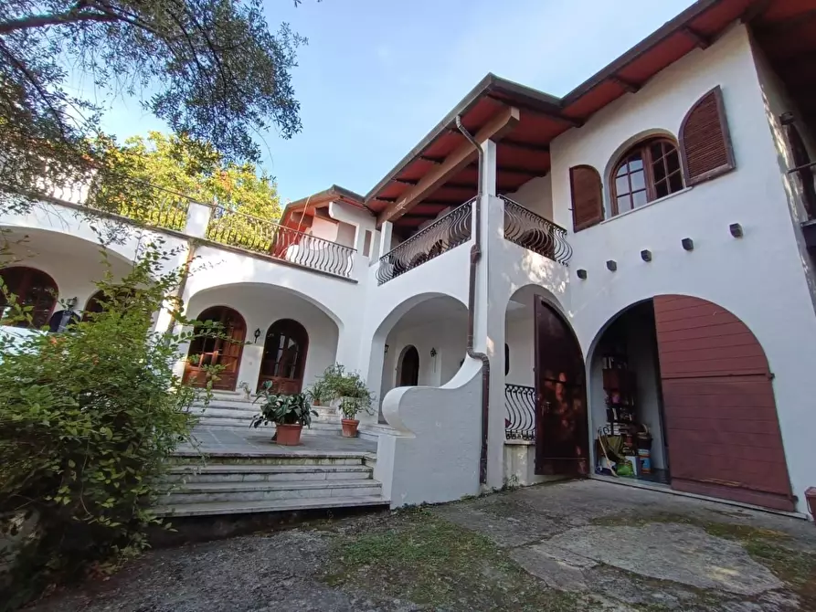 Immagine 2 di Villa in vendita  a Massa