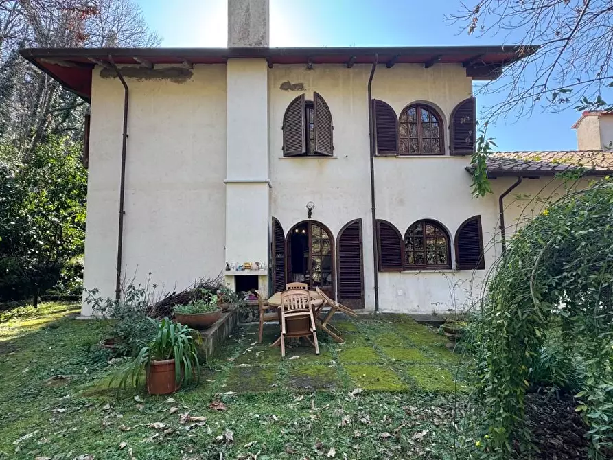 Immagine 4 di Villa in vendita  a Massa