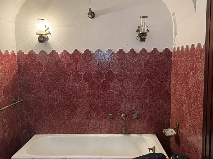 Immagine 26 di Villa in vendita  a Massa