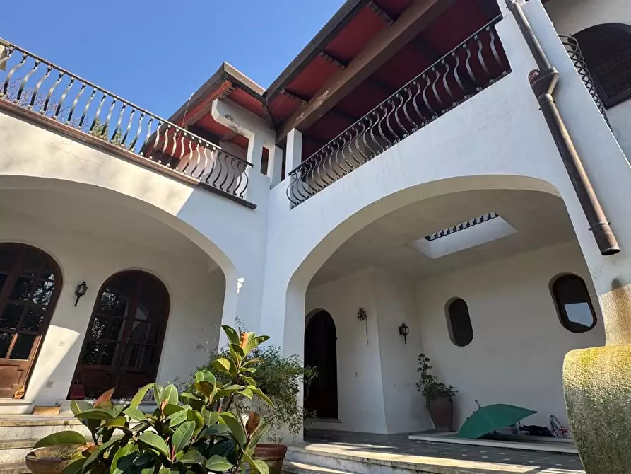 Immagine 3 di Villa in vendita  a Massa