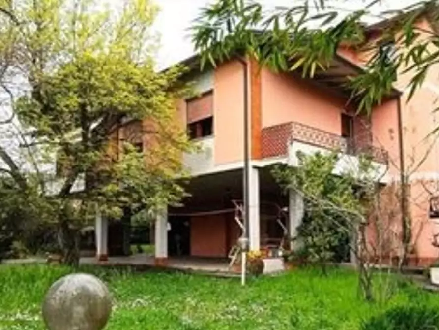 Immagine 1 di Casa indipendente in vendita  a Massa