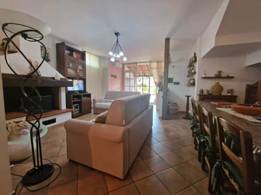 Immagine 9 di Villetta a schiera in vendita  a Carrara