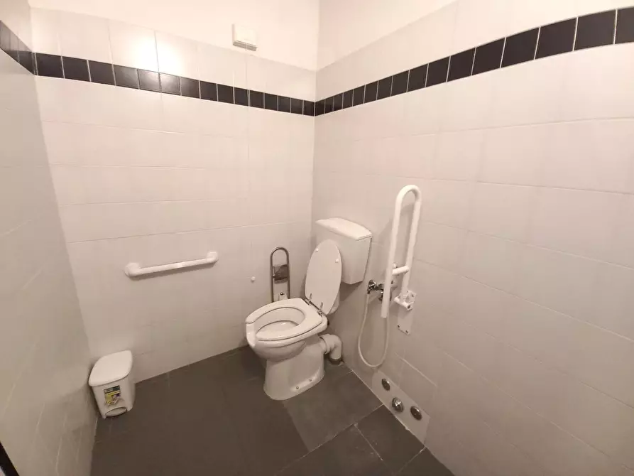 Immagine 4 di Locale commerciale in affitto  a Capannori