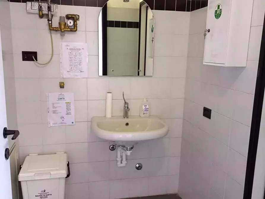 Immagine 5 di Locale commerciale in affitto  a Capannori