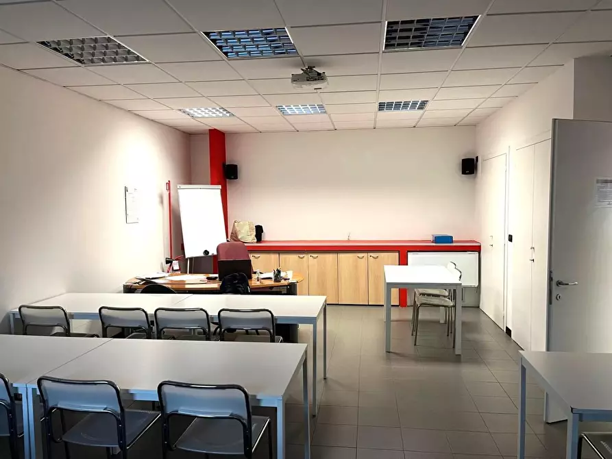 Immagine 2 di Locale commerciale in affitto  a Capannori