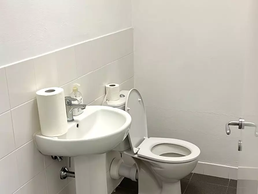 Immagine 3 di Locale commerciale in affitto  a Capannori