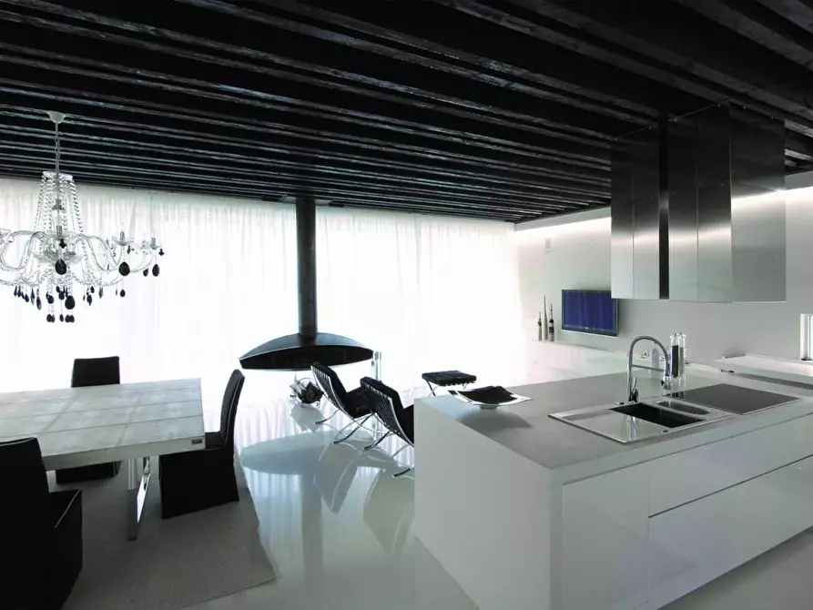 Immagine 2 di Villa in vendita  a Pontedera