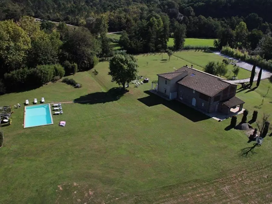 Immagine 9 di Casa colonica in vendita  a Lucca