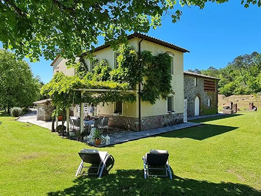 Immagine 2 di Casa colonica in vendita  a Lucca