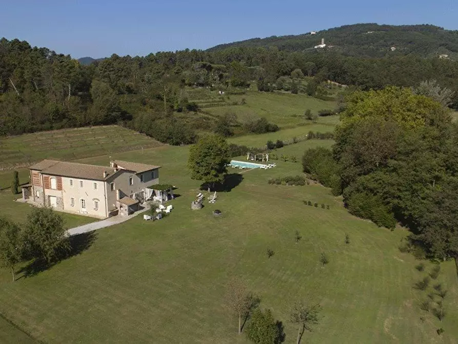 Immagine 11 di Casa colonica in vendita  a Lucca